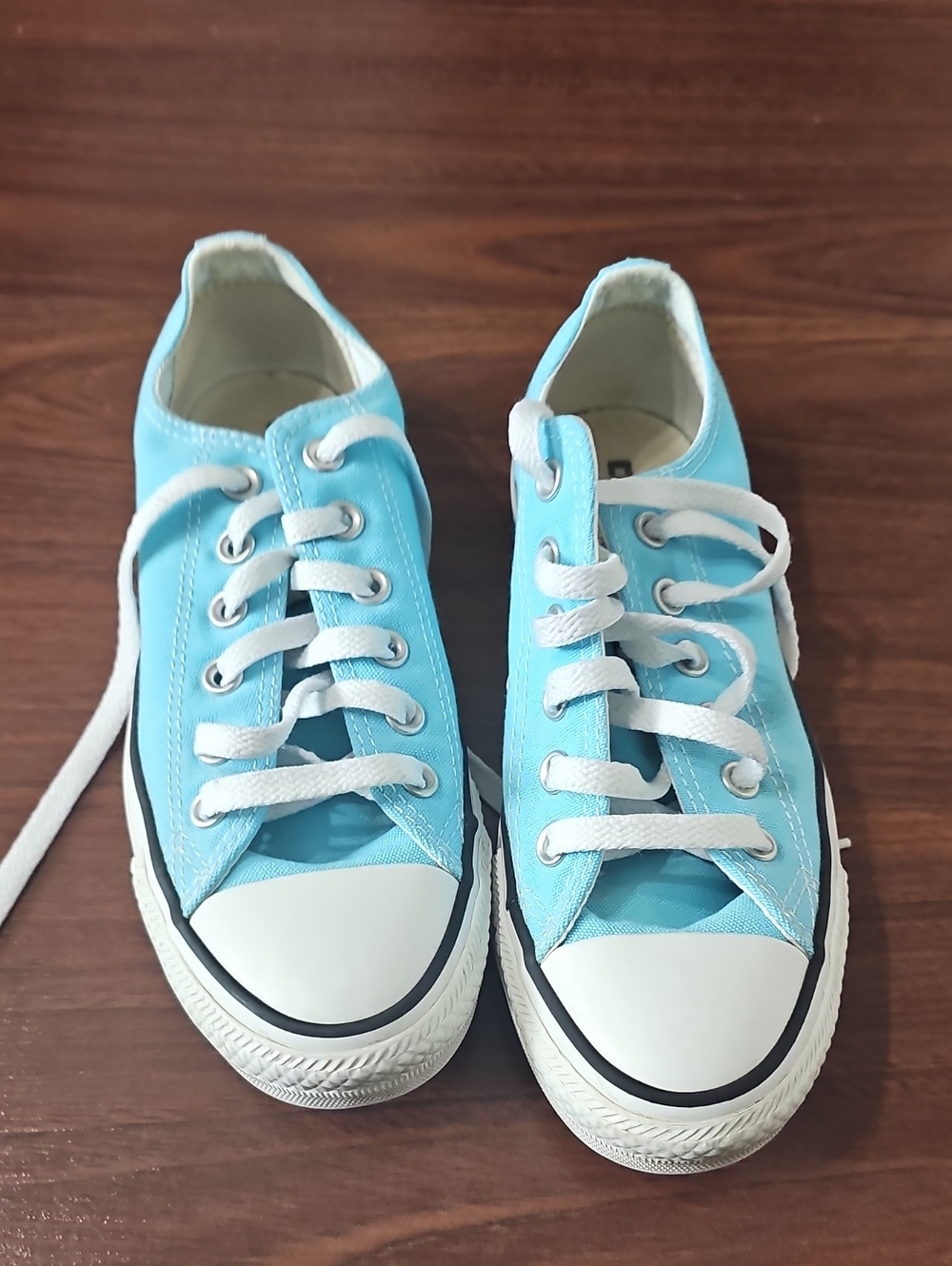 Converse Low Top Sneakers in Light Blue and White